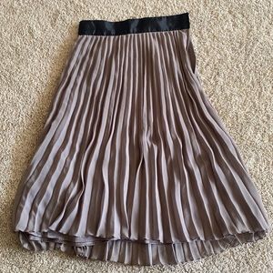 H&M GRAY BEIGE PLEATED SKIRT SIZE 6